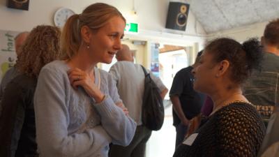 2 vrouwen in gesprek