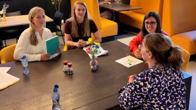 Onderzoeker Alie Velvis en Annemieke Pungu-Wibbelink in gesprek met de gemeente Barneveld