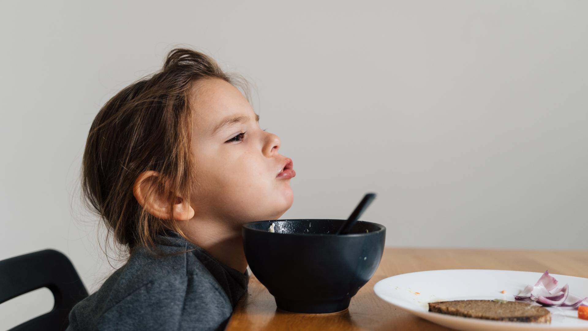 Kind met kin op kopje