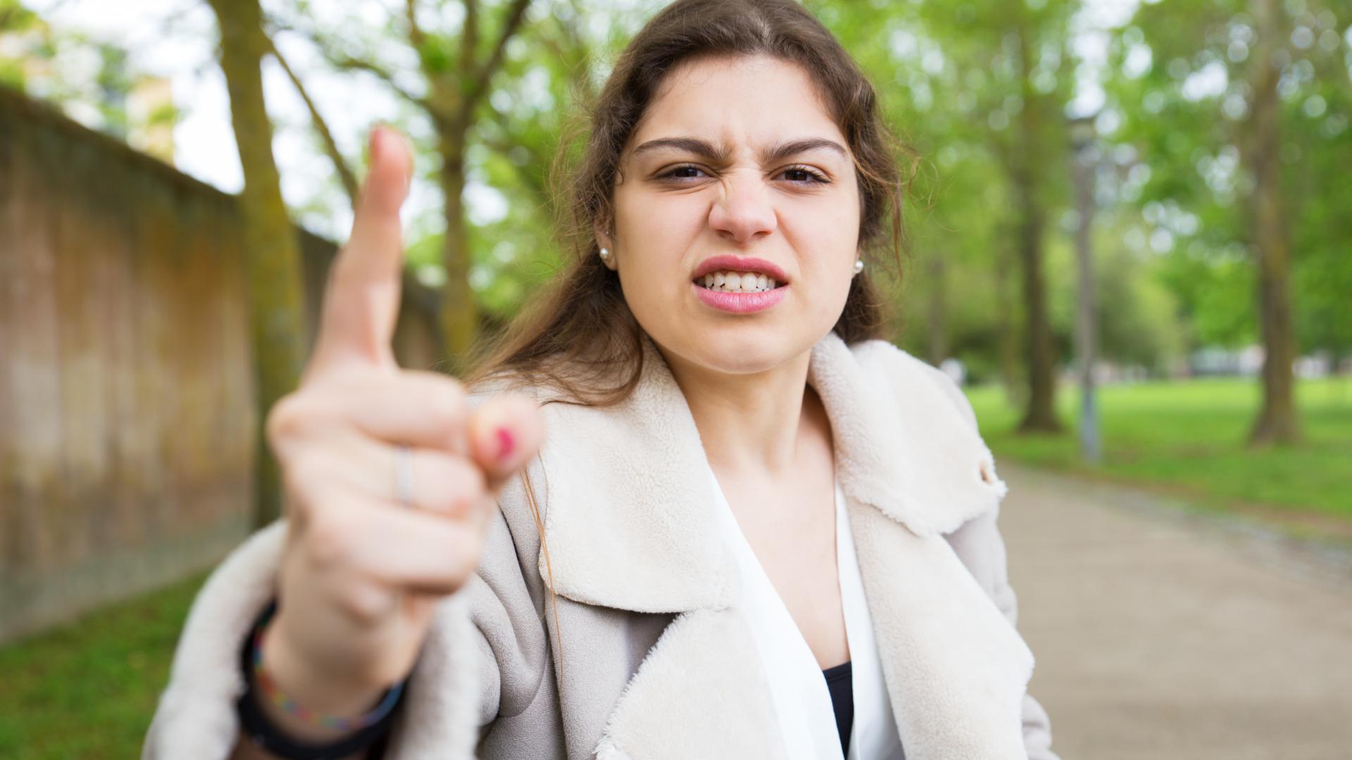 Vrouw steekt waarschuwende vinger op