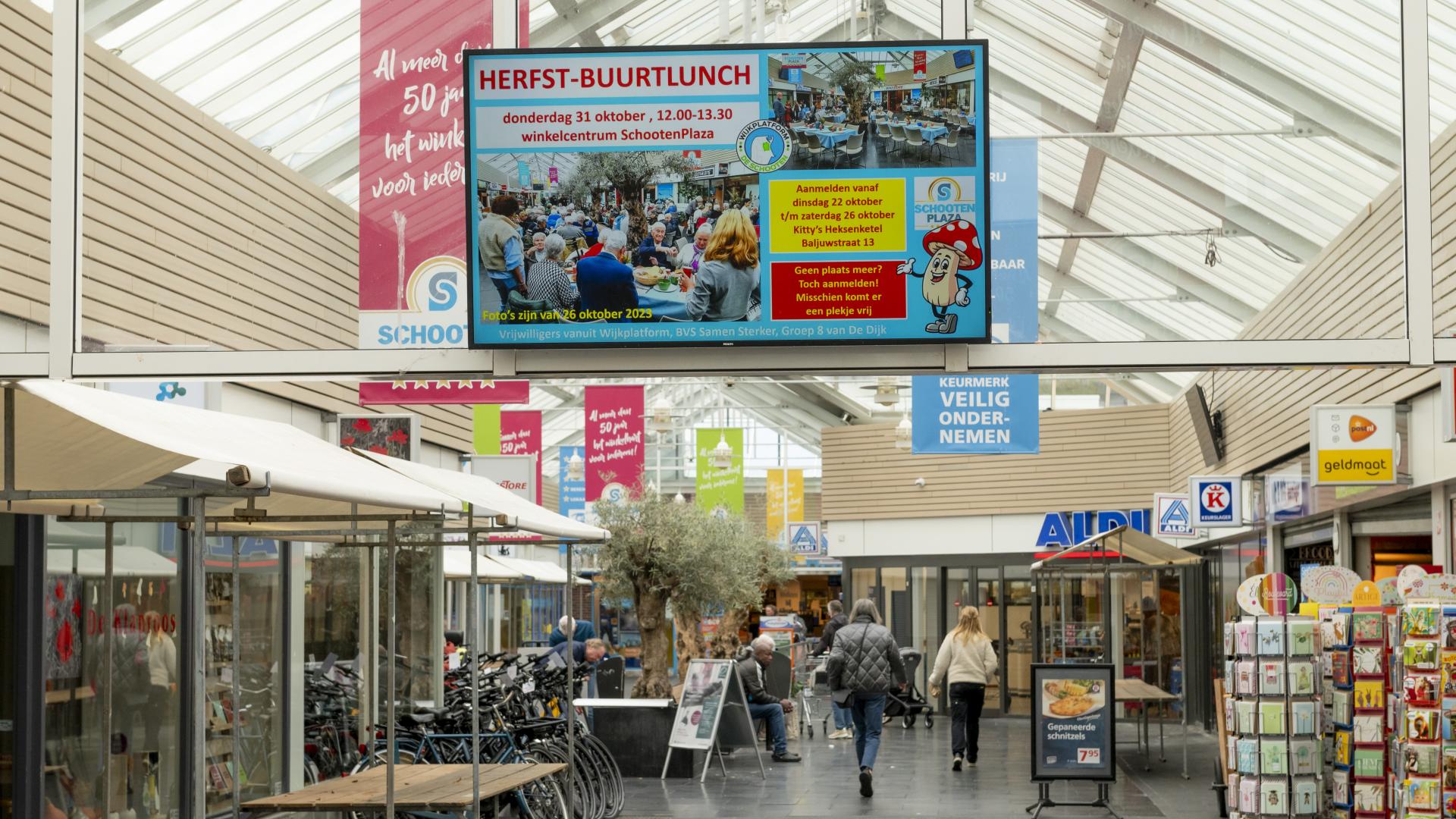 Winkelcentrum De Schooten - koffie drinken - Foto: Robert Lagendijk © 2024
