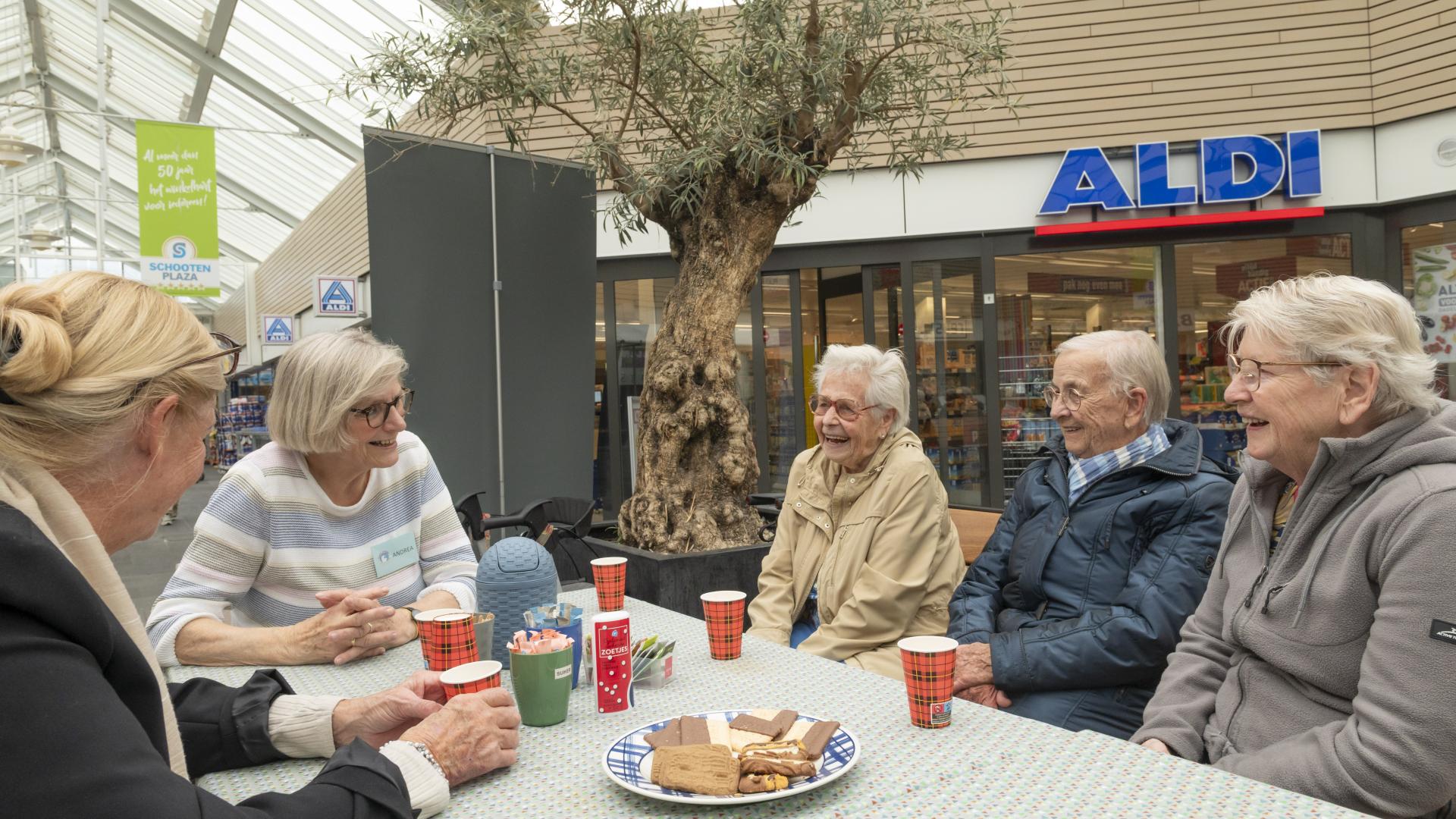 Winkelcentrum De Schooten - koffie drinken - Foto: Robert Lagendijk © 2024