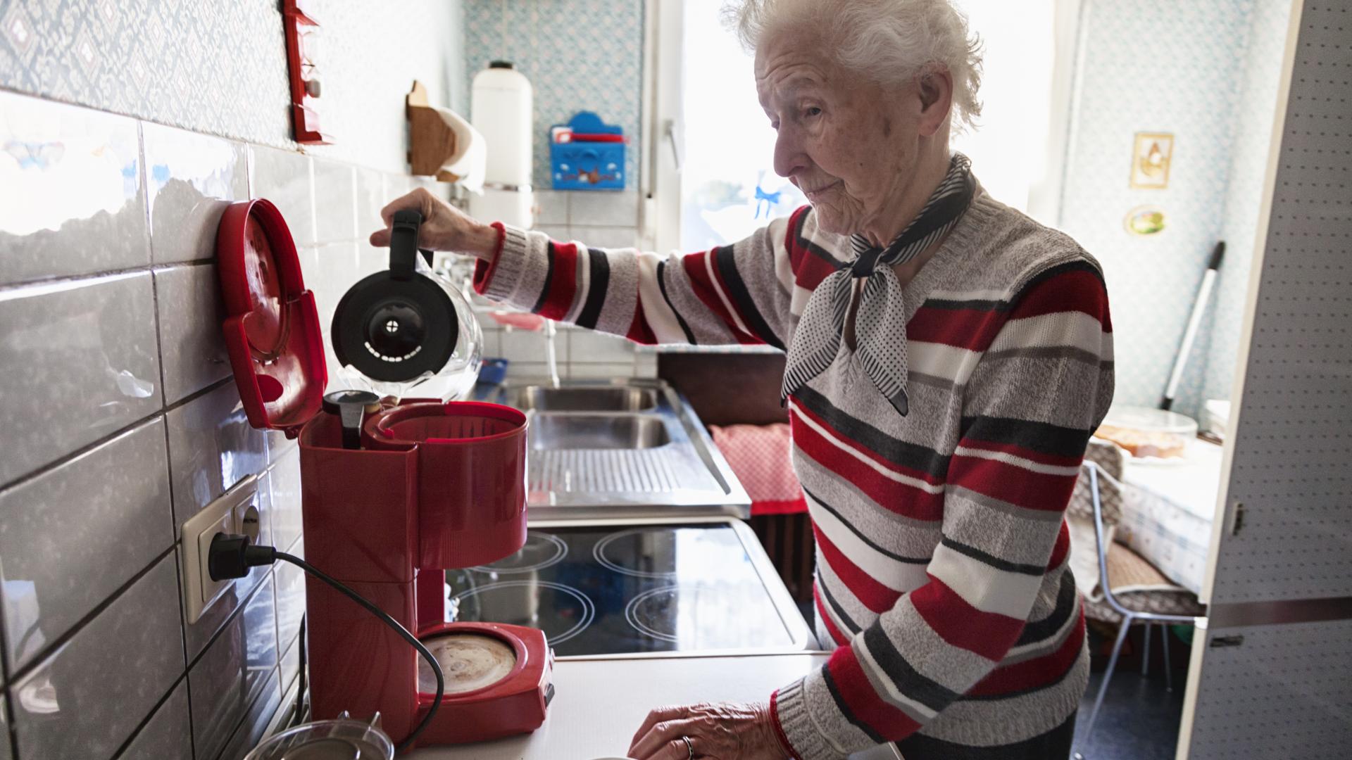 Oudere vrouw in de keuken