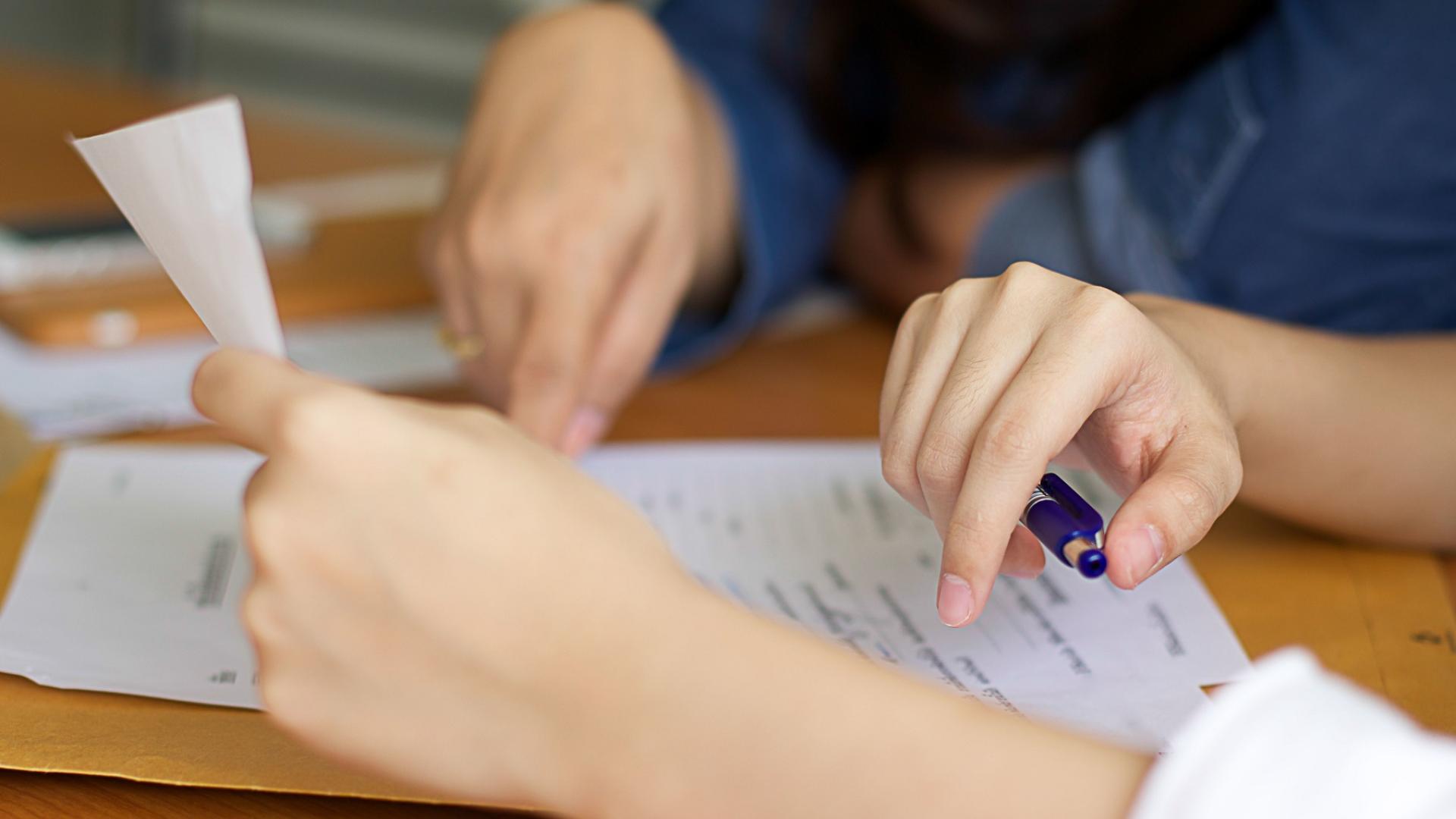 Handen houden brief vast