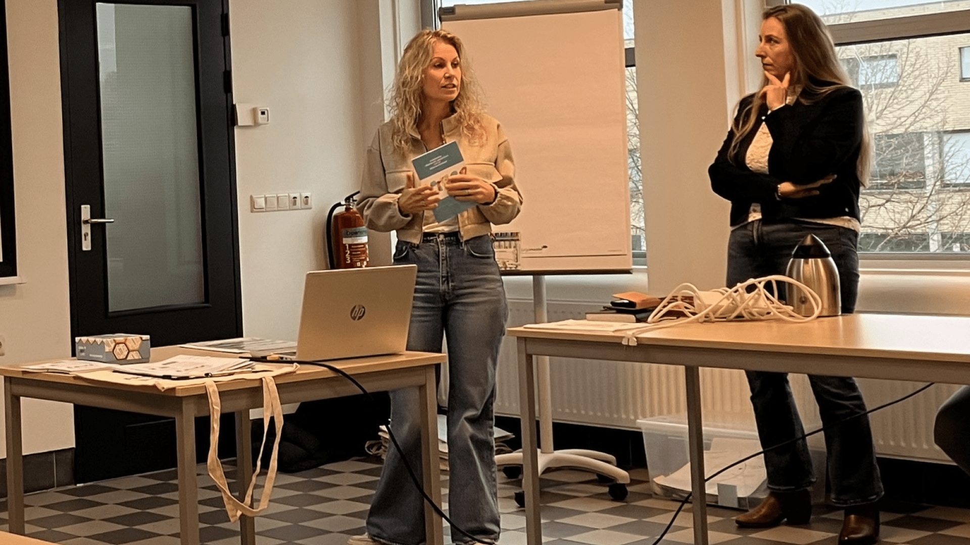 Elke ter Huurne (links) en Nicole Ketelaar tijdens een training over het werken met de Wijkwaardenkaart.