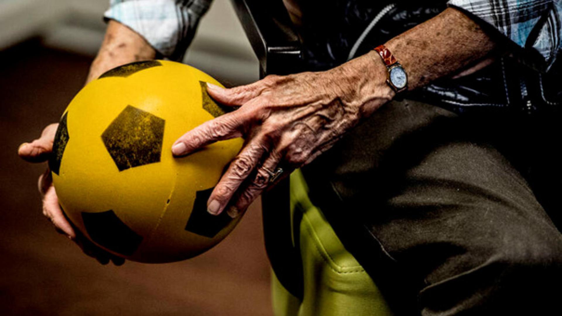 Man in stoel met bal