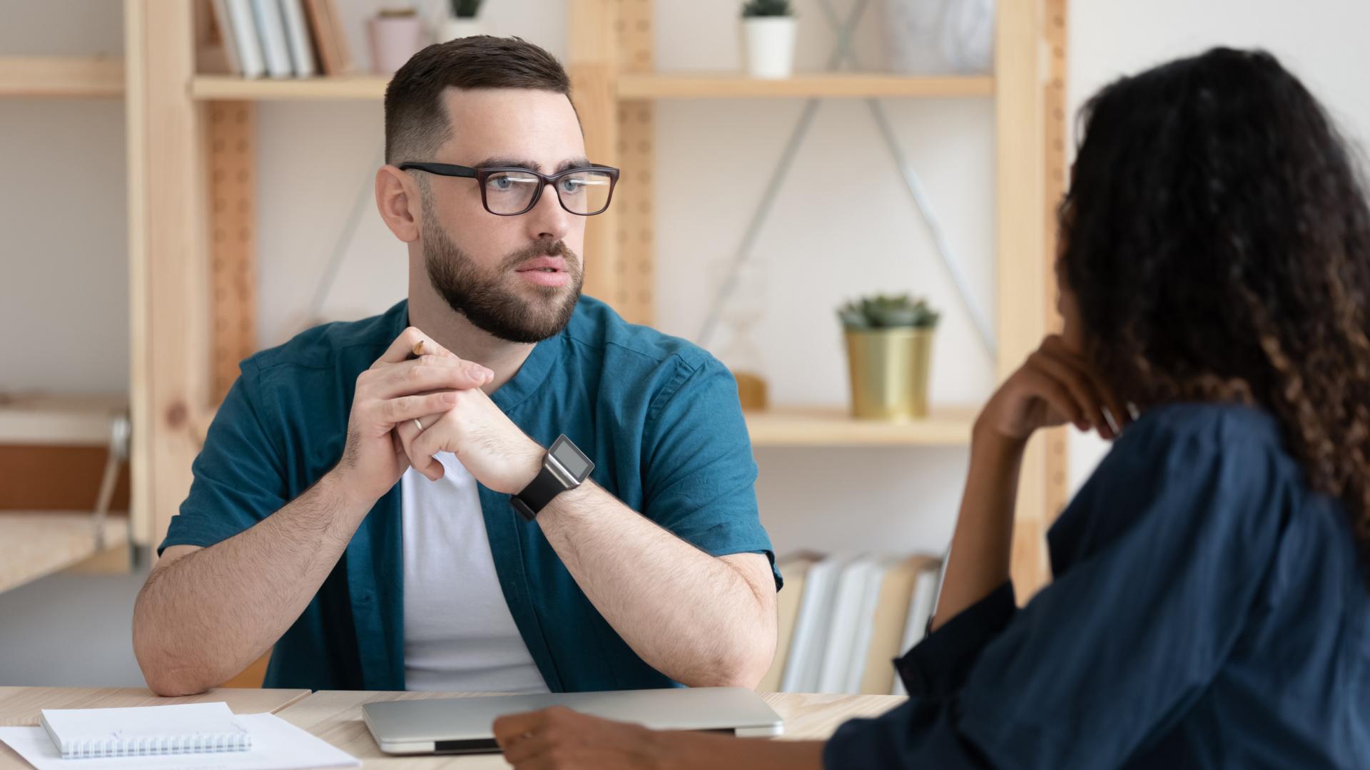 2 mensen aan tafel in gesprek