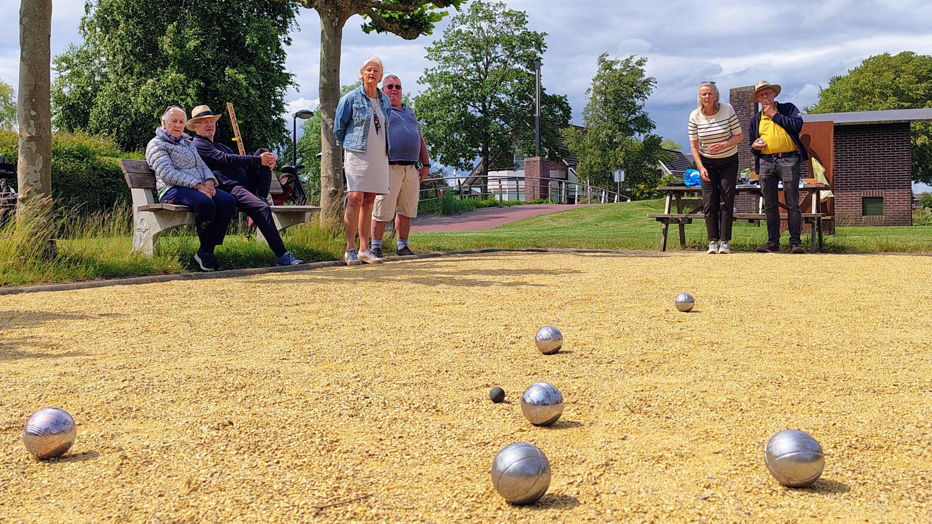 Ouderen aan een spelletje jeu de boules