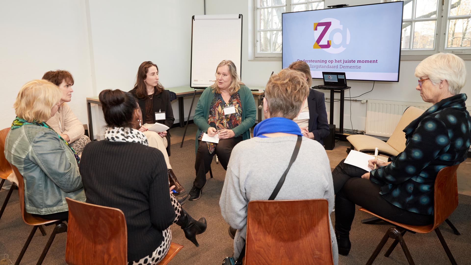 Mensen in kring, overleg Casemanagement