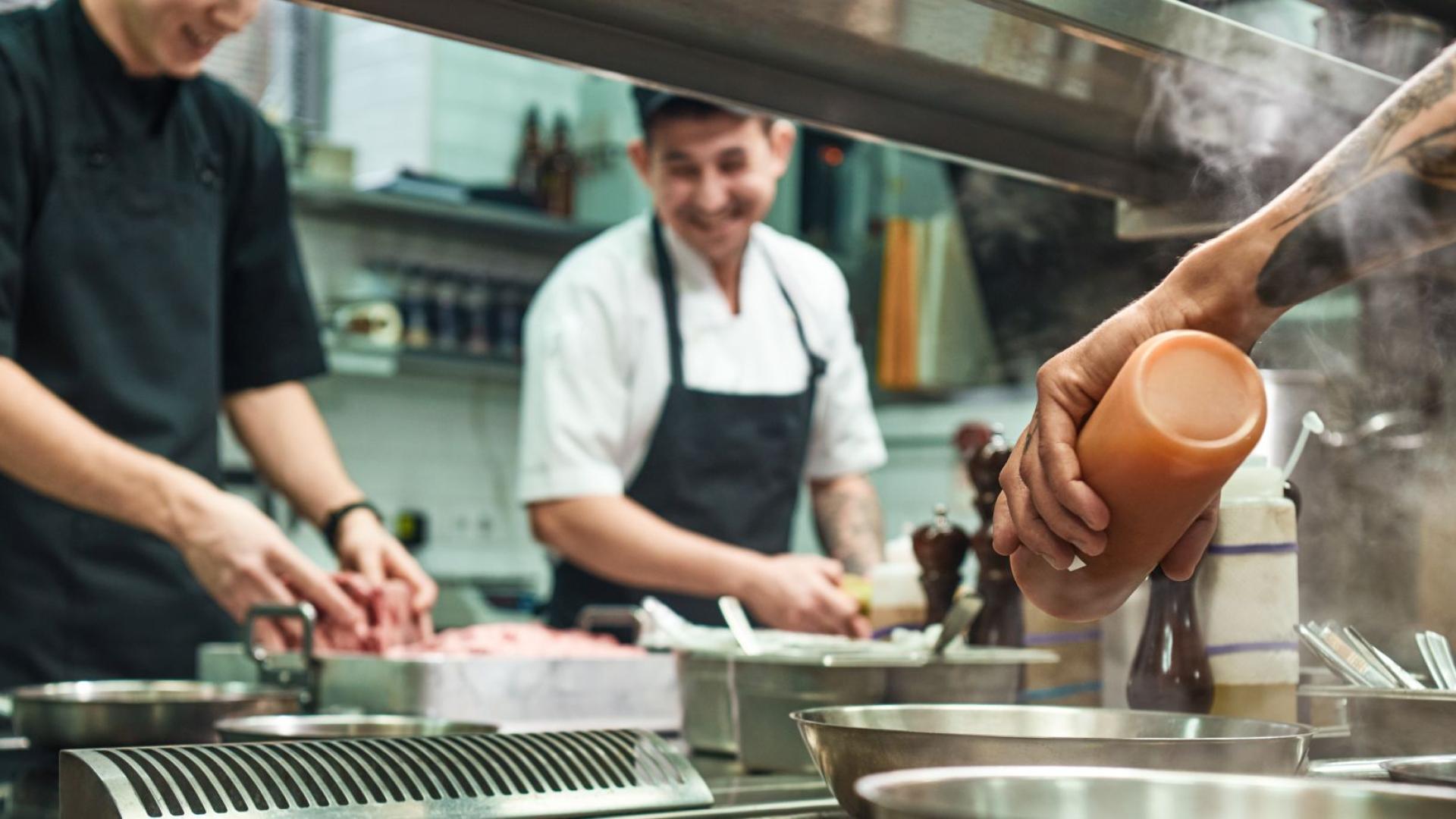 Mensen aan het werk in de keuken