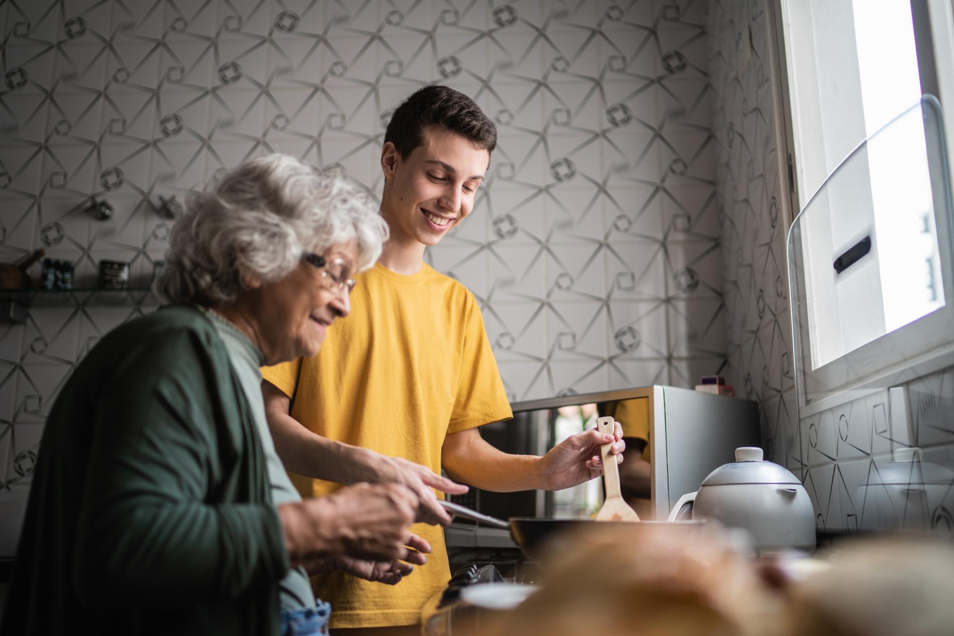 2 mensen in de keuken