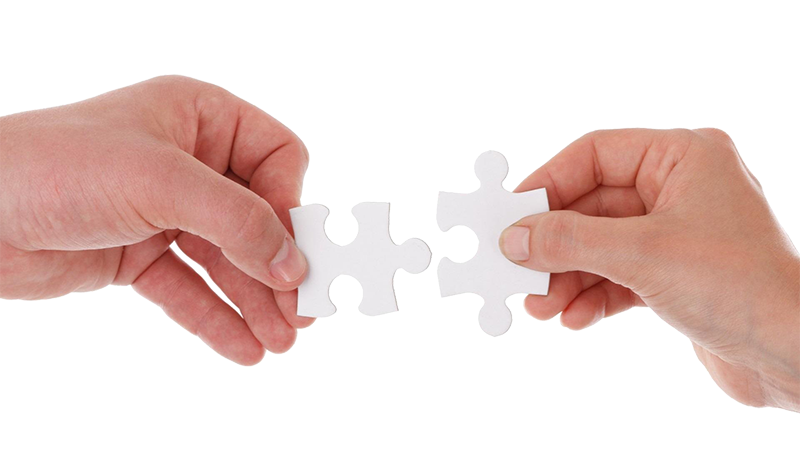 Handen met puzzelstukjes