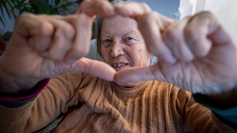 Vrouw maakt hartje met haar handen