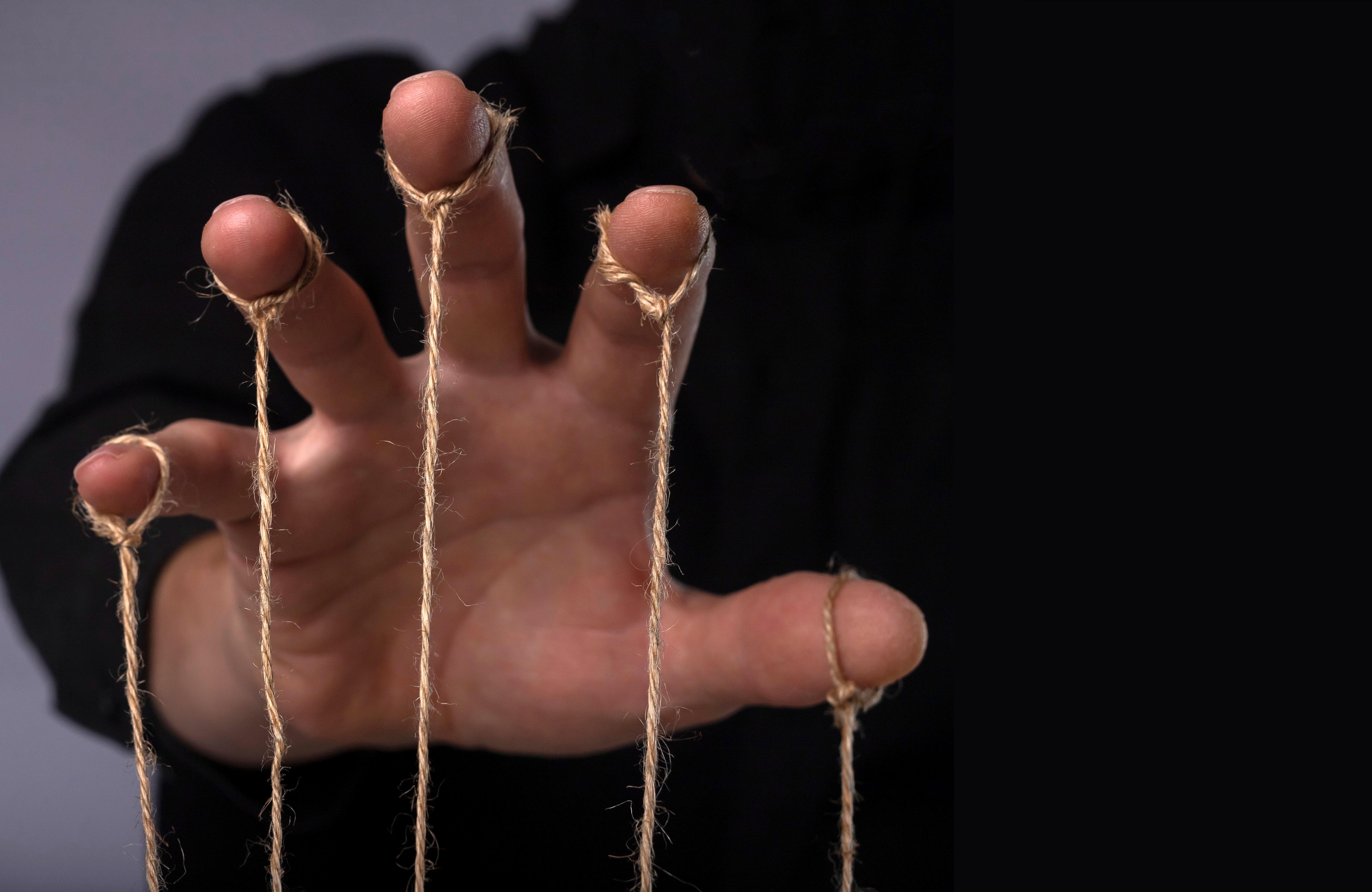 Hand met touwtjes