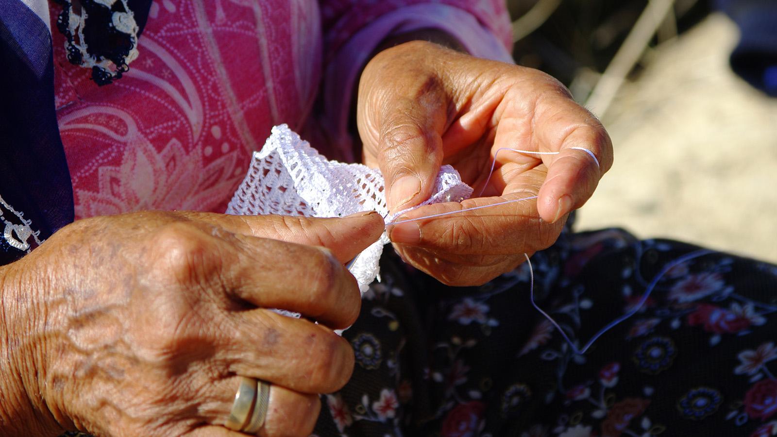 Vrouw met handwerk